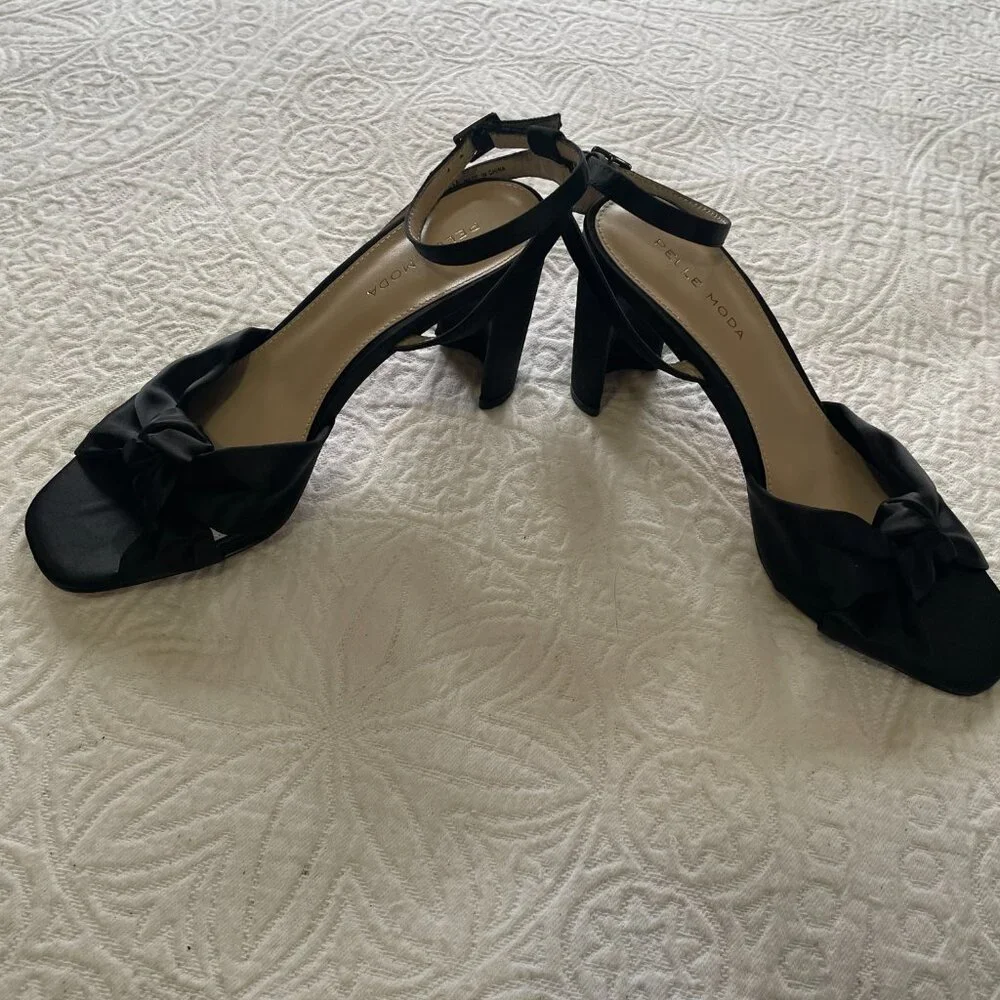 Pelle Moda Black Satin‎ Knot Bow Ankle Strap Block Heel Sandals Women's 6.5M